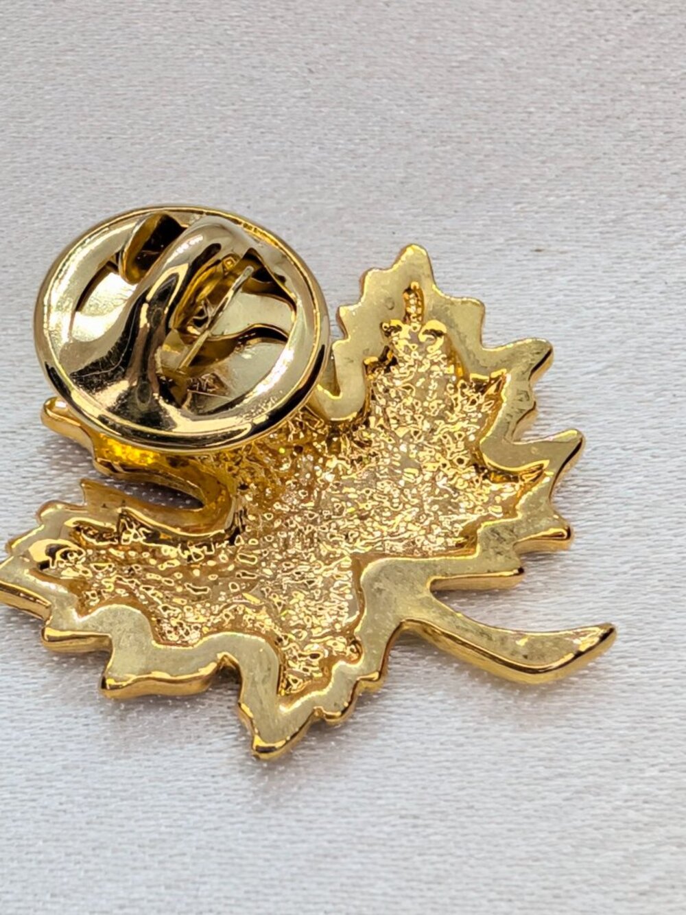 NEW Red Maple Leaf Put 'Em Pin - Picture 5 of 6